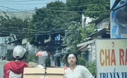 Khoảnh khắc cô gái chạy ra đường đón mẹ đi thu lượm ve chai về "gây bão" MXH Việt