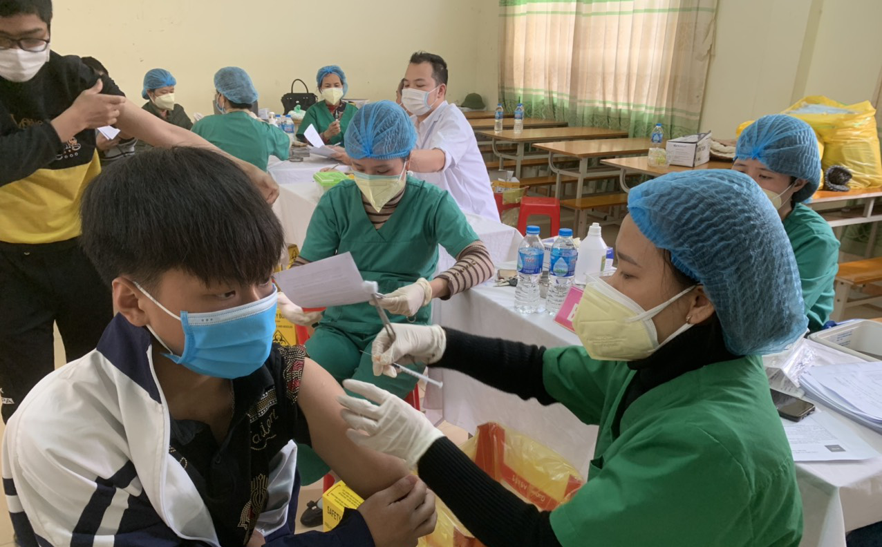 Sức khỏe 2 em học sinh bị sốc phản vệ sau tiêm vắc xin đang điều trị ở Bệnh viện Bạch Mai
