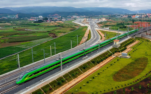 Tin đáng mừng về Omicron; Láng giềng Việt Nam &quot;tá hỏa&quot; vì nguy cơ từ đường sắt Trung Quốc xây ở Lào