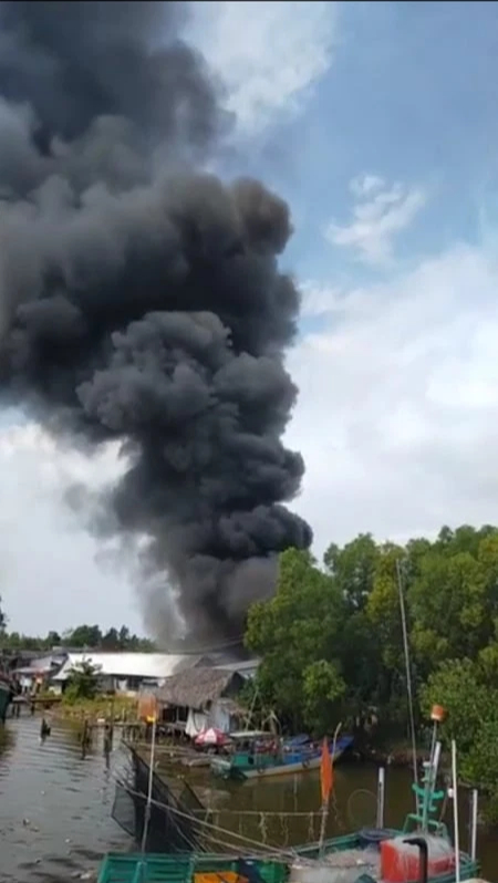 Xe tải chở hơn 700 lít dầu bốc cháy thiêu rụi 4 nhà dân, cụ ông tai biến bị bỏng - Ảnh 3.