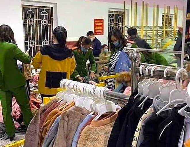 Công an trắng đêm khám xét cơ sở của bà chủ hành hạ thiếu nữ, thu nhiều bì tải quần áo - Ảnh 9.
