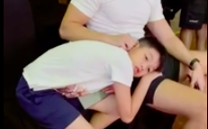 Hình ảnh đáng yêu của Subeo: Nhìn mẹ Hà không chớp mắt, gối đầu lên chân bố Kim Lý