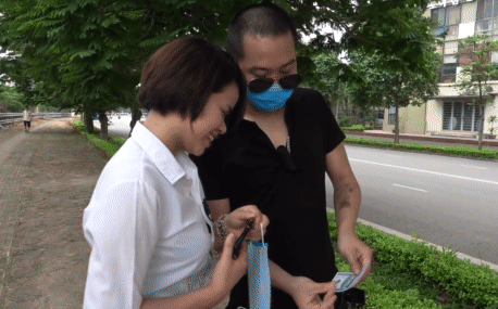 Ảo thuật vui: Nhà ảo thuật khiến cô gái bất ngờ khi 'tờ tiền cũng phải đeo khẩu trang'
