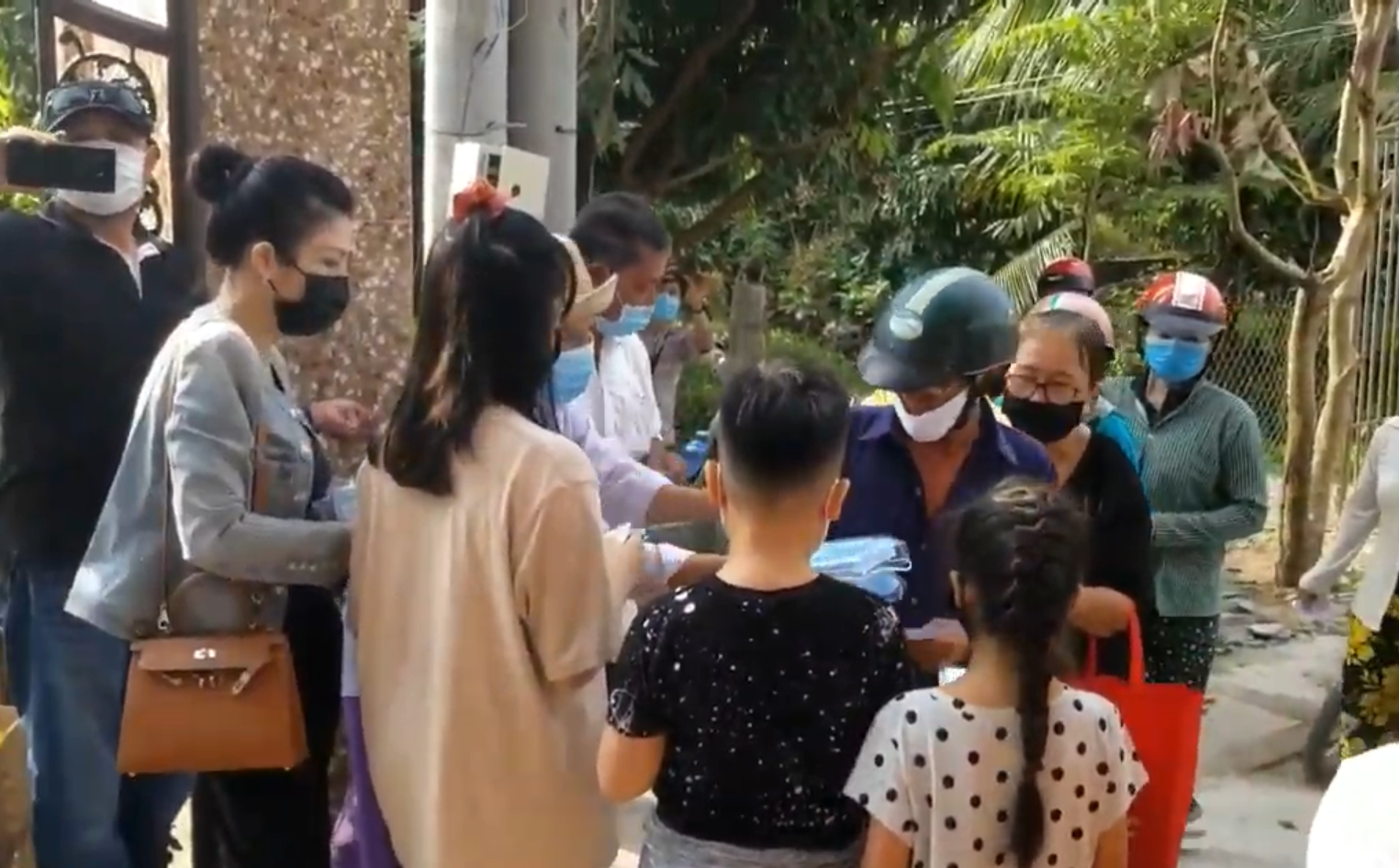 Bố mẹ và vợ cũ phát gạo, tiền tại mộ Vân Quang Long, người dân ngồi la liệt
