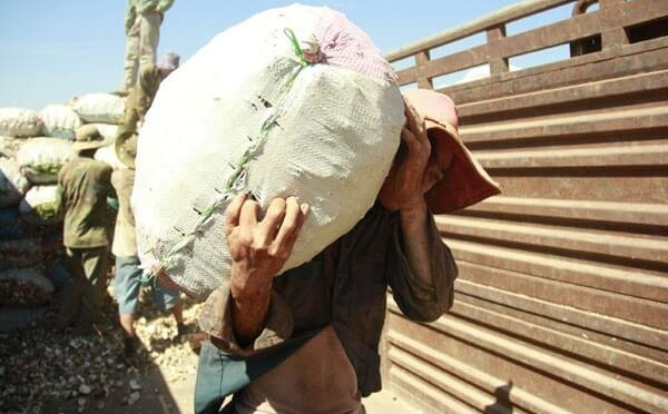 Hò nhau đi cướp hàng hóa từ chiếc xe tải đi qua thôn, cả làng suýt chết tập thể vì chính thứ họ vừa cướp về