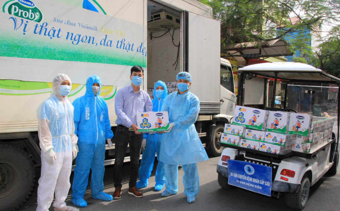 Vinamilk tặng sữa, quà Tết cho hơn 800 trẻ em đón Tết tại các địa điểm cách ly