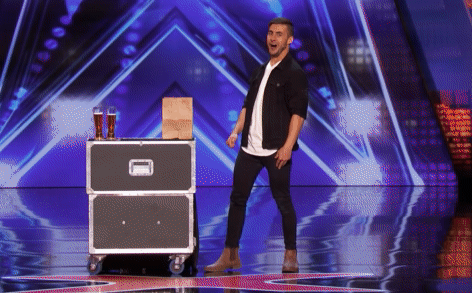 Màn ảo thuật với bia nhận cái nhìn 'ghẻ lạnh' từ giám khảo Simon Cowell nhưng chỉ vài giây sau, cả hội trường phải vỡ òa