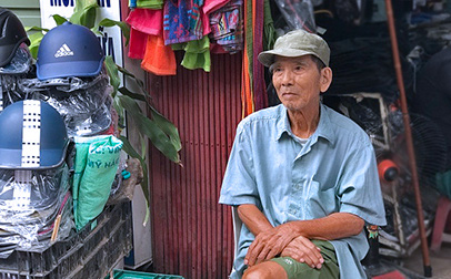 Hình ảnh đời thường của NSND Trần Hạnh: Đi bán giày dép mũ bảo hiểm, từ chối nhận trợ cấp