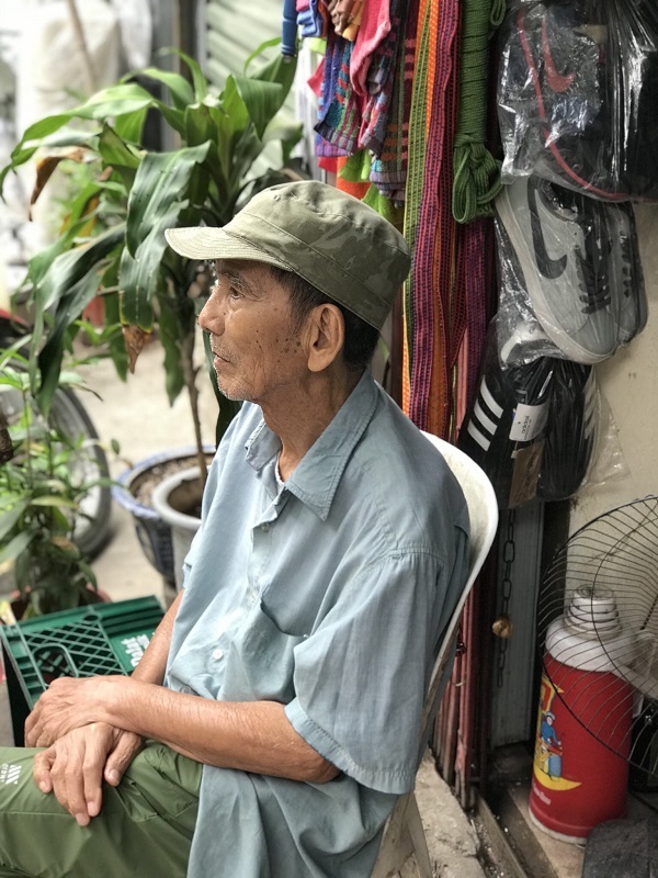 Hình ảnh đời thường của NSND Trần Hạnh: Đi bán giày dép mũ bảo hiểm, từ chối nhận trợ cấp - Ảnh 5.