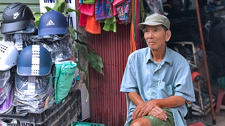 Hình ảnh đời thường của NSND Trần Hạnh: Đi bán giày dép mũ bảo hiểm, từ chối nhận trợ cấp - Ảnh 7.