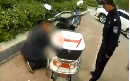 Ăn cắp xe máy điện, tên trộm hành sự chuyên tâm đến mức cảnh sát đứng ngay cạnh mà không phát hiện ra