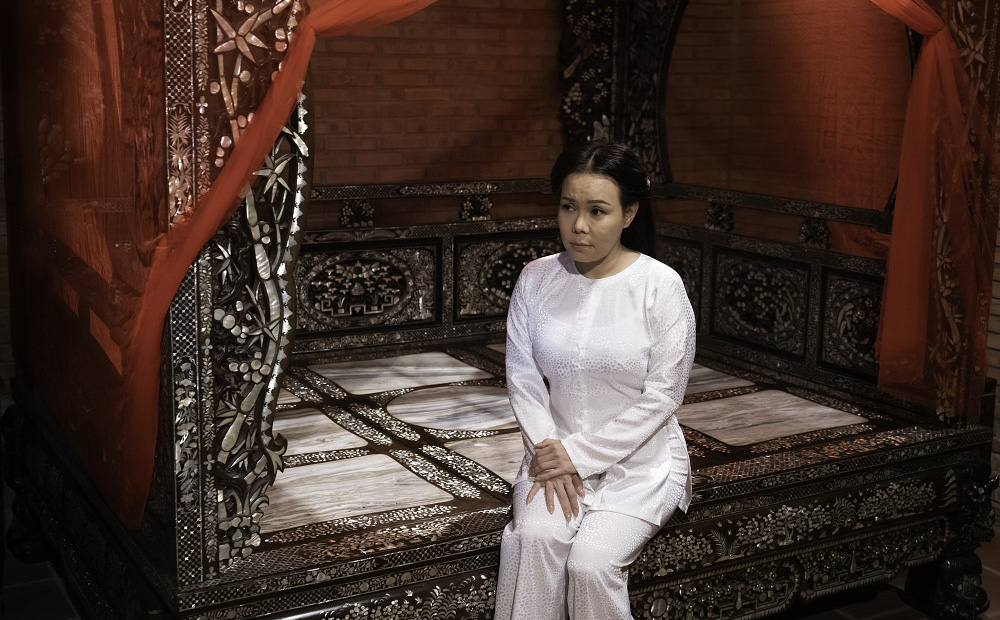 Hoàng Mập đầu tư giường cổ 2,2 tỷ đồng cho Việt Hương đóng phim