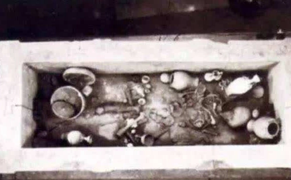 Ngôi mộ mang lời nguyền 'lạnh gáy' trên nắp quan tài, trộm mộ tránh xa: Đội khảo cổ tìm ra sự thật sau 1300 năm!