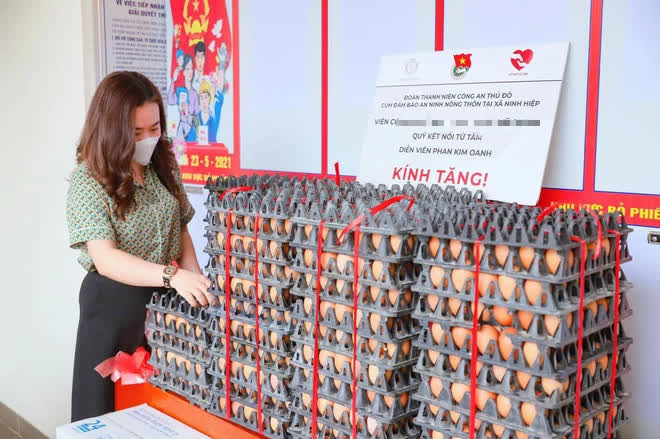 Diễn viên Phan Kim Oanh làm từ thiện - Ảnh 2.