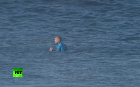 Kinh hoàng cảnh vận động viên lướt sóng bị cá mập lôi xuống nước - kết cục ra sao?