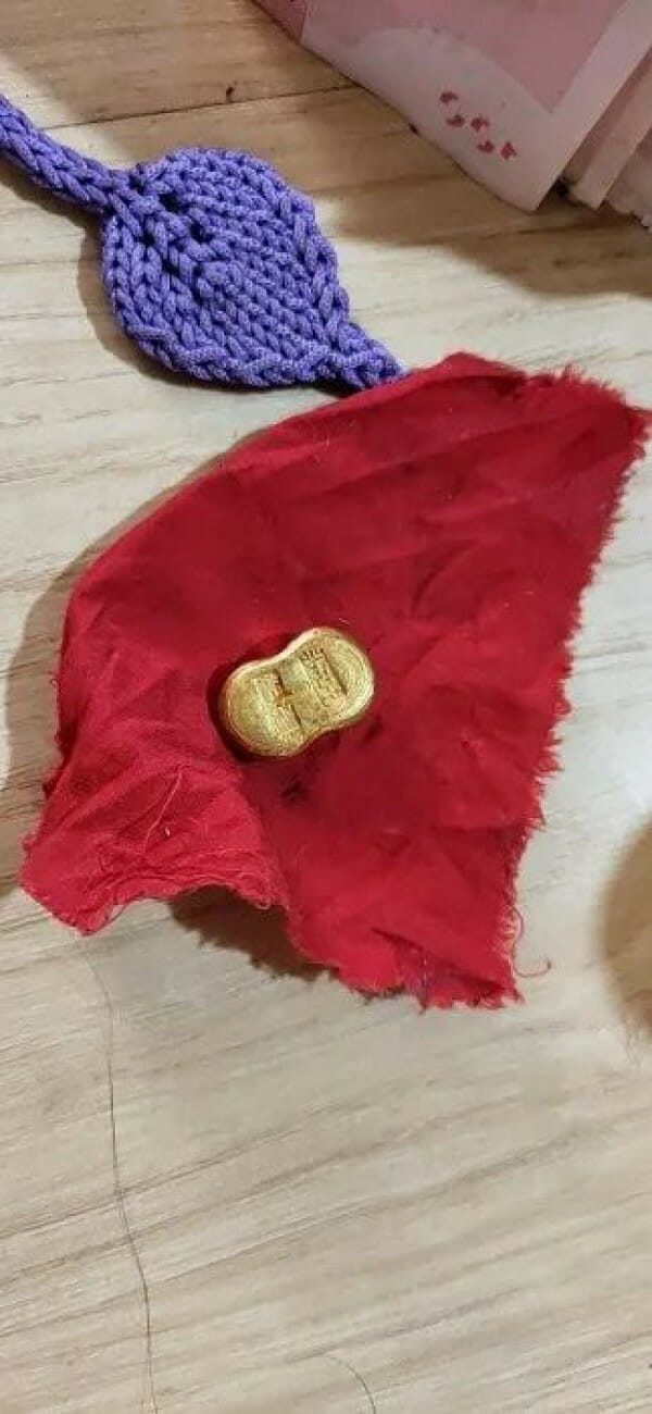Ngày quốc tế lao động lại đi phá sofa cũ, người đàn ông kinh ngạc với thứ tìm thấy bên trong  - Ảnh 3.