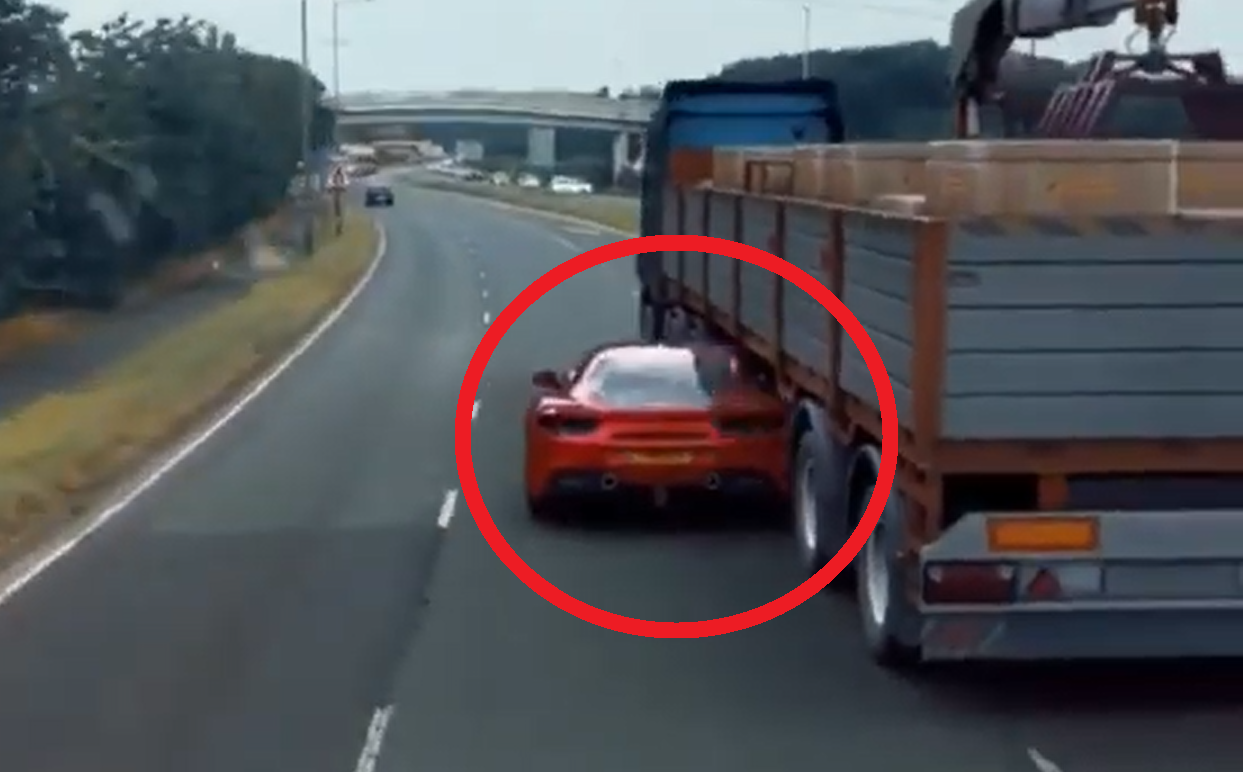 Ferrari chui tọt vào gầm xe tải trốn cảnh sát - sự thật ngỡ ngàng!
