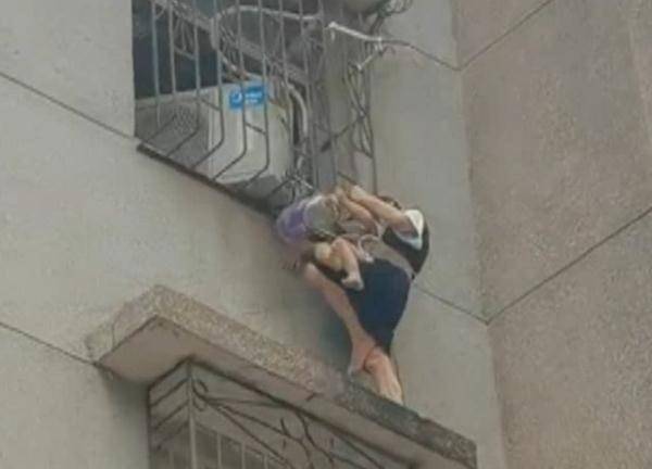 Bé trai 3 tuổi leo lên cửa sổ, cổ bị kẹt trên giá an toàn, pha cứu nguy suốt 30 phút của người mẹ gây thót tim - Ảnh 2.