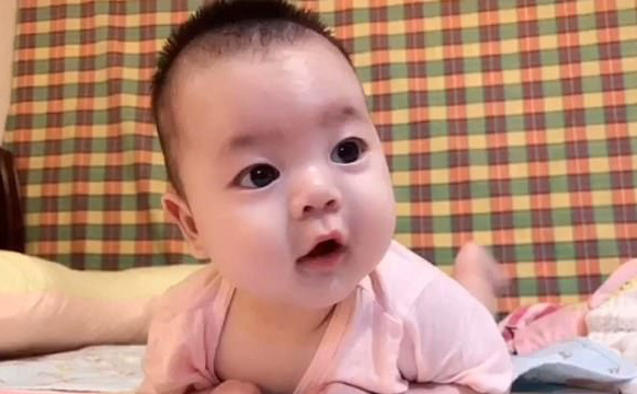 Chó cưng vừa qua đời, bà mẹ kinh ngạc khi thấy dấu hiệu lạ trên người đứa con mới sinh