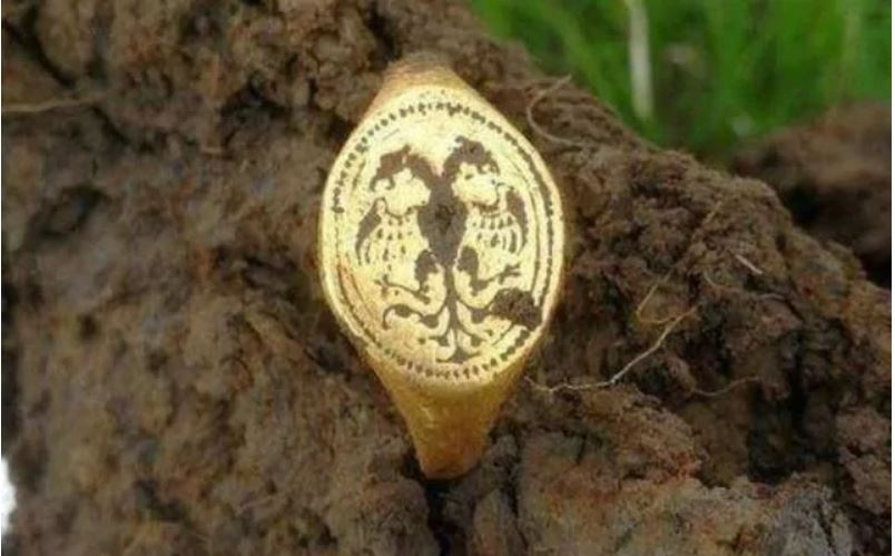 Một anh chàng đào được chiếc nhẫn vàng niên đại 400 năm rất quý giá: Tuyệt nhiên không bảo tàng nào dám trưng bày - Vì sao?