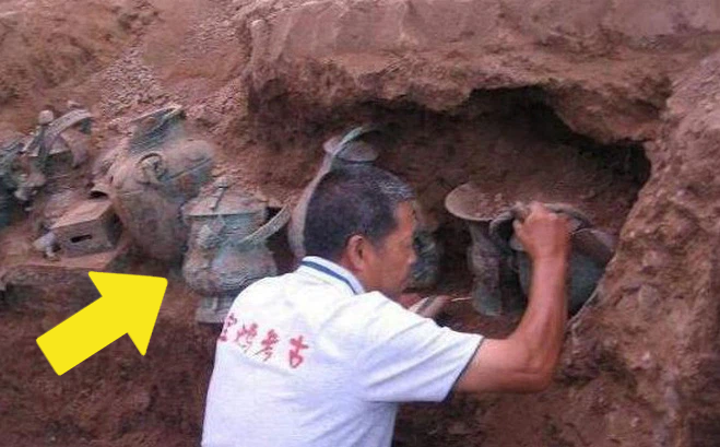 Cả làng ẩu đả vì tranh giành kho báu trong lòng đất: Cùng làm một việc khi chuyên gia tìm tới!