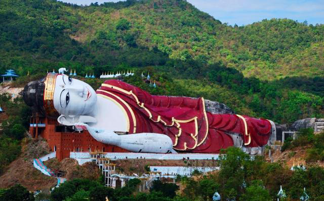 Tượng Phật nằm lớn nhất thế giới ẩn mình trong khu rừng rậm, hương khói nghi ngút nhưng không ai dám 'to gan' đến gần: Vì sao?