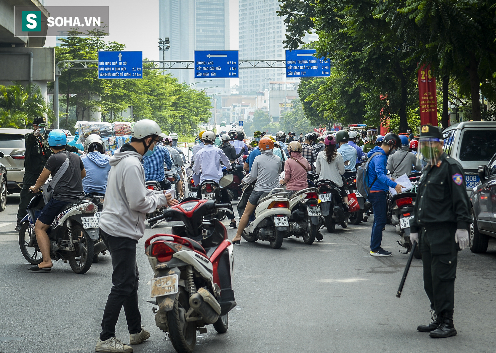 Tổ công tác đặc biệt kiểm tra người lưu thông trong nội đô Hà Nội, có điểm ùn ứ, xe máy quay đầu bỏ chạy - Ảnh 11.