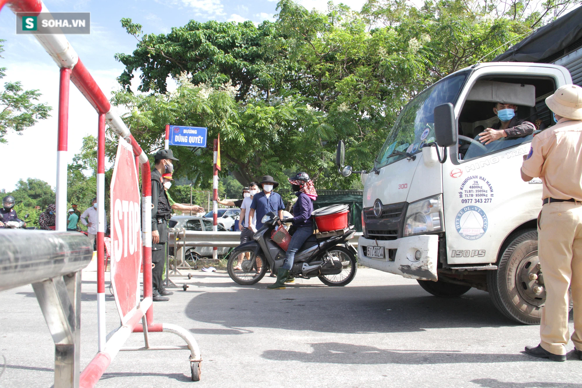 Nghệ An ngày đầu lập chốt kiểm soát dịch Covid-19 ở cửa ngõ thành phố, nhiều tài xế ngỡ ngàng phải quay đầu - Ảnh 3.