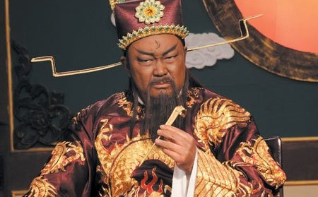 Thời phong kiến chỉ Hoàng đế mới được mặc long bào, tại sao Bao Công cũng có thể mặc trang phục giống của vua?