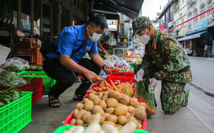 TP. HCM: Có người nhờ cán bộ đi chợ hộ để 