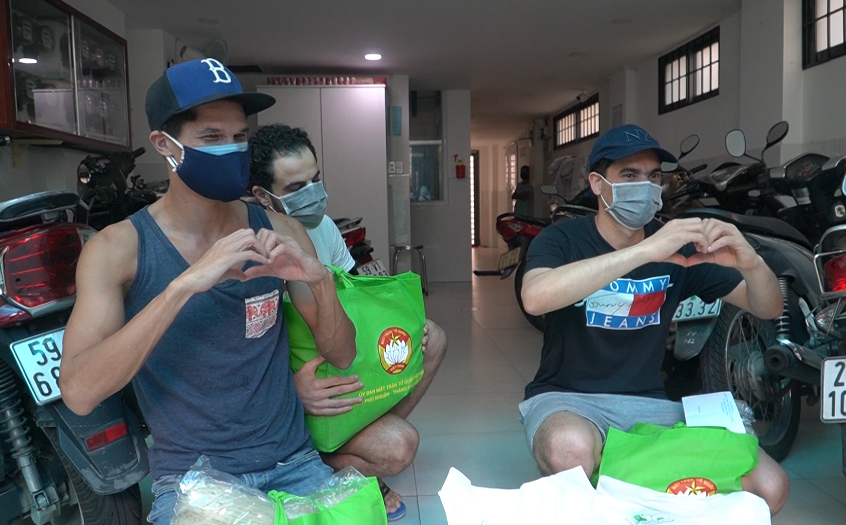 Video: Tiêm vắc xin Covid-19, tặng quà cho người nước ngoài ở quận Phú Nhuận giữa đại dịch Covid-19