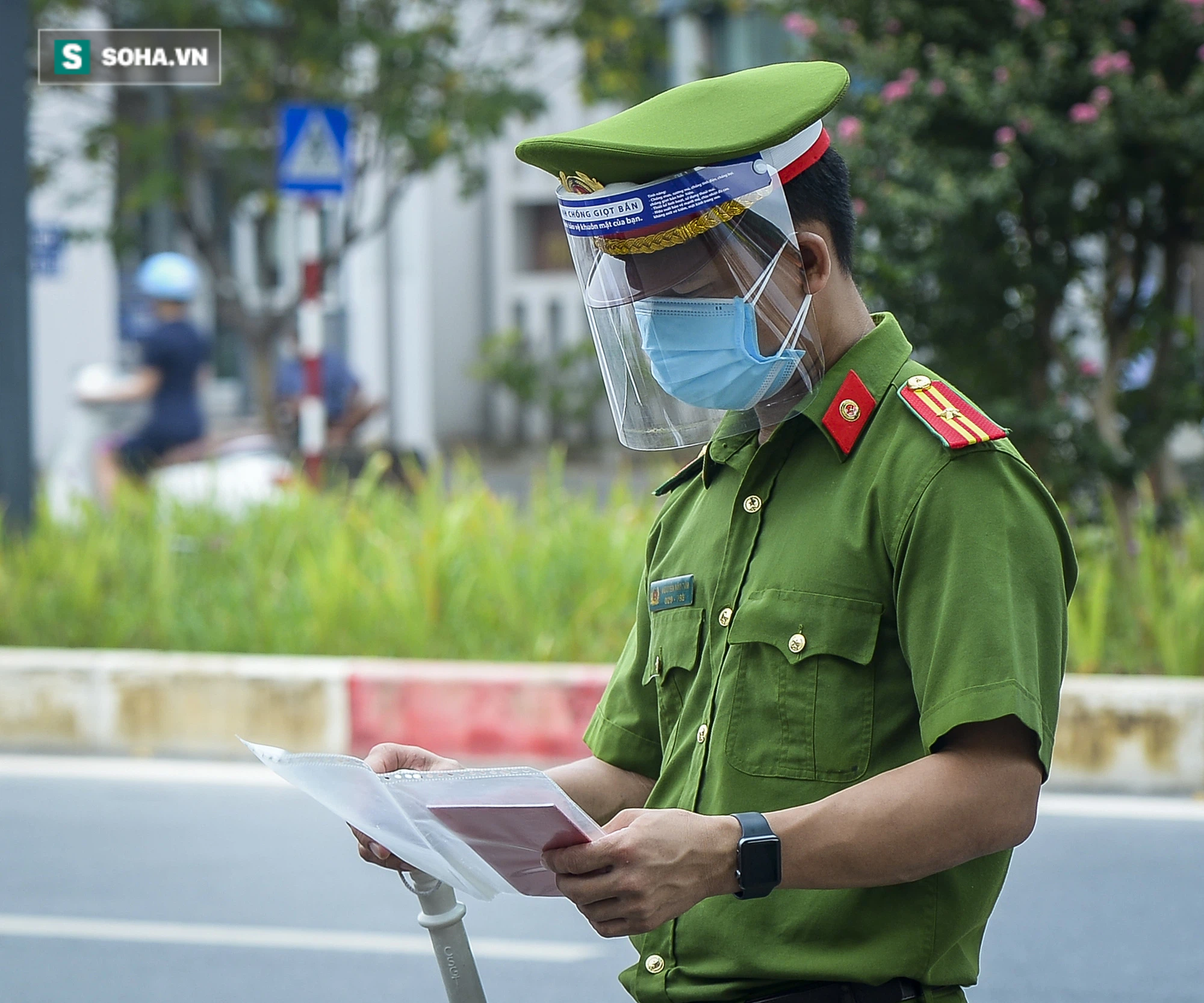 Hà Nội: Hàng loạt người dân bị xử phạt vì thiếu giấy đi đường, một số chốt kiểm soát ùn ứ - Ảnh 5.