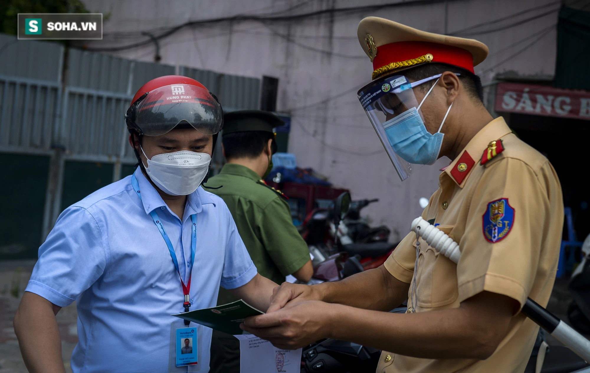 Hà Nội: Hàng loạt người dân bị xử phạt vì thiếu giấy đi đường, một số chốt kiểm soát ùn ứ - Ảnh 11.