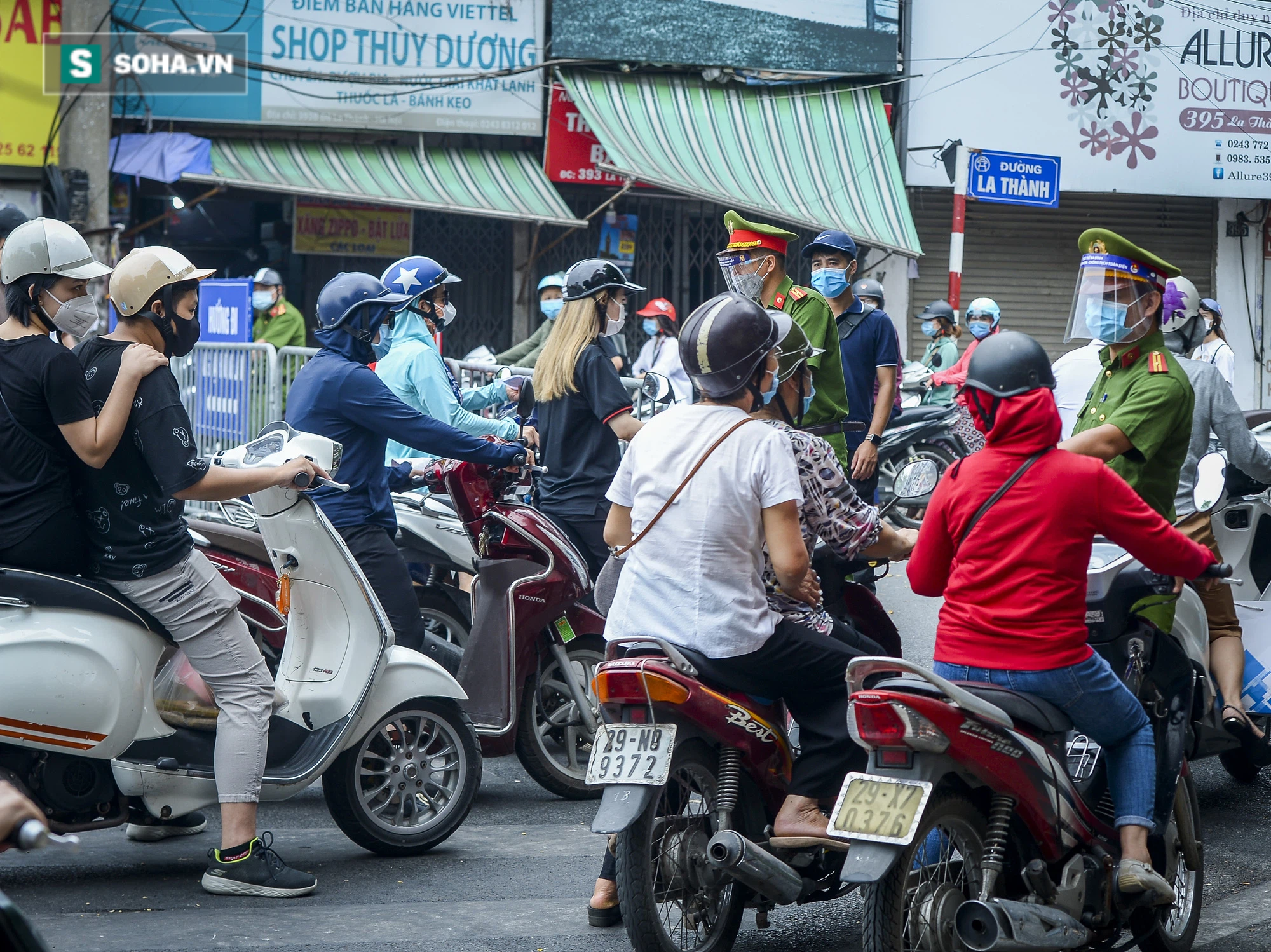 Hà Nội: Hàng loạt người dân bị xử phạt vì thiếu giấy đi đường, một số chốt kiểm soát ùn ứ - Ảnh 2.