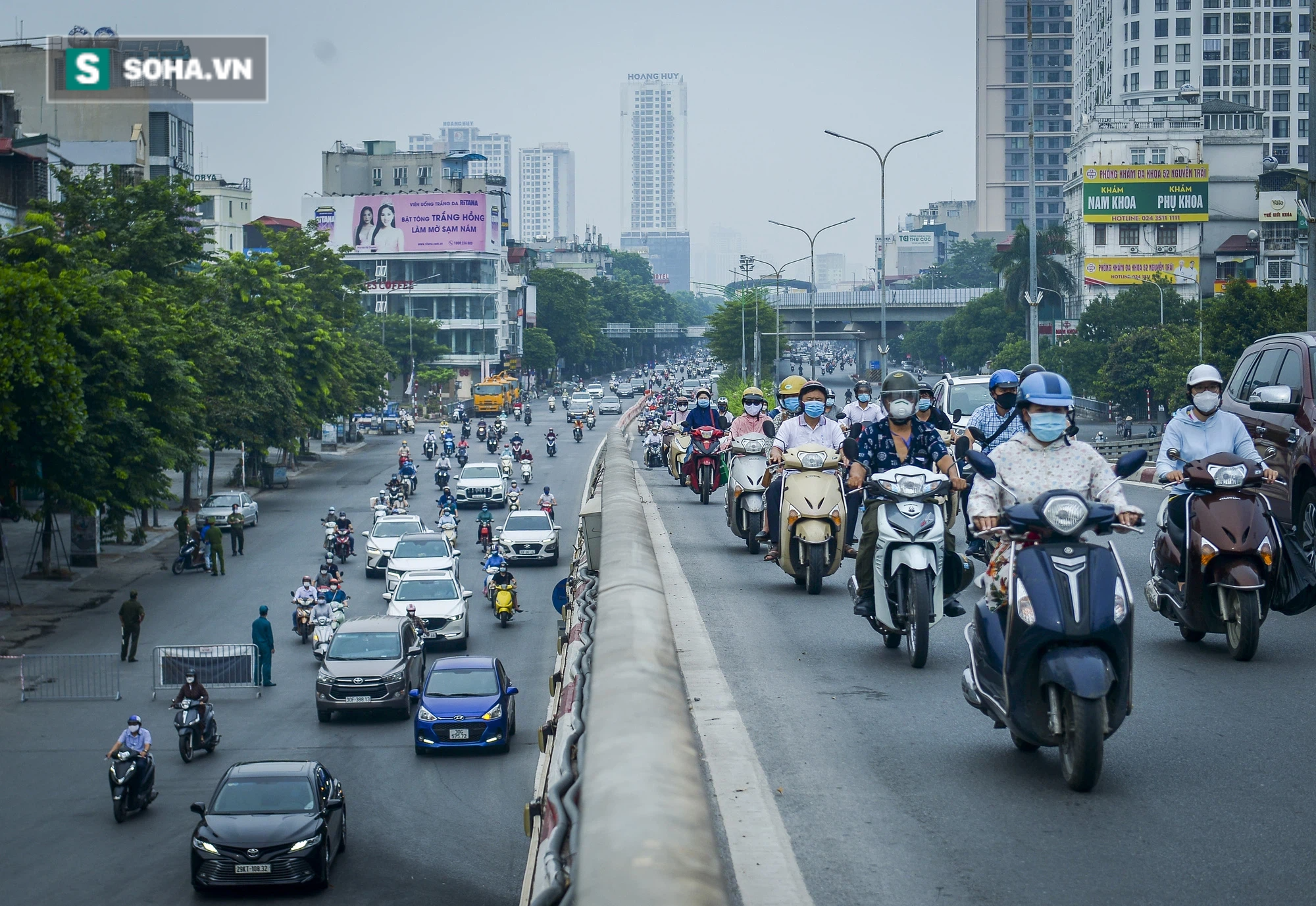 Hà Nội: Hàng loạt người dân bị xử phạt vì thiếu giấy đi đường, một số chốt kiểm soát ùn ứ - Ảnh 12.