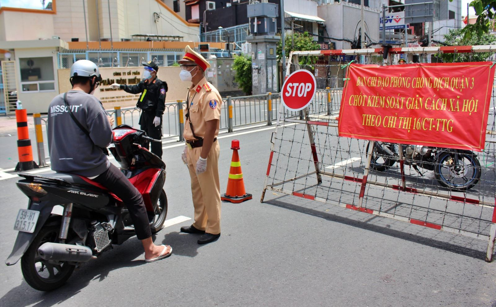 Ký văn bản đưa người nhà cán bộ về Vũng Tàu điều trị Covid-19, chánh văn phòng bị kiểm điểm