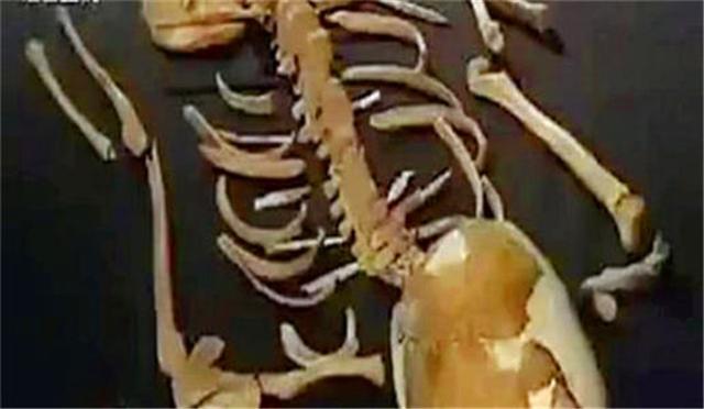 Kiểm tra thi thể chủ nhân ngôi mộ 7.000 tuổi, đội khảo cổ rùng mình: Sao lại thừa 18 cái xương? - Ảnh 1.