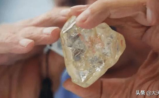 Ngư dân tìm thấy viên kim cương 34 carat, đem bán với giá 270.000 NDT, tưởng “hời lớn” ai ngờ lại gặp họa