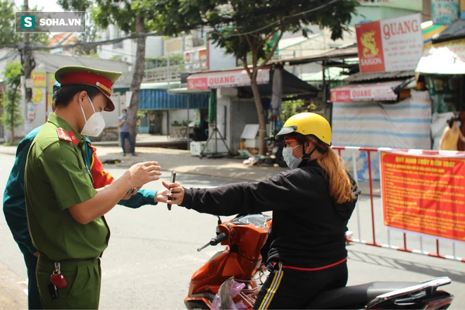 TP.HCM: Quận 7 sắp thí điểm mở cửa trở lại, người dân ‘mong chờ thẻ xanh vắc xin để đi làm’