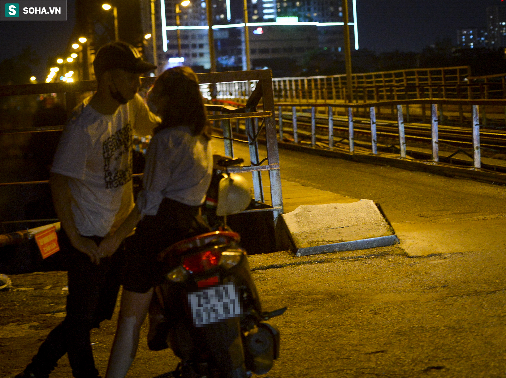 Hà Nội: Nam thanh nữ tú thản nhiên lên cầu Long Biên tâm sự, chụp ảnh, hóng mát bất chấp giãn cách xã hội - Ảnh 12.
