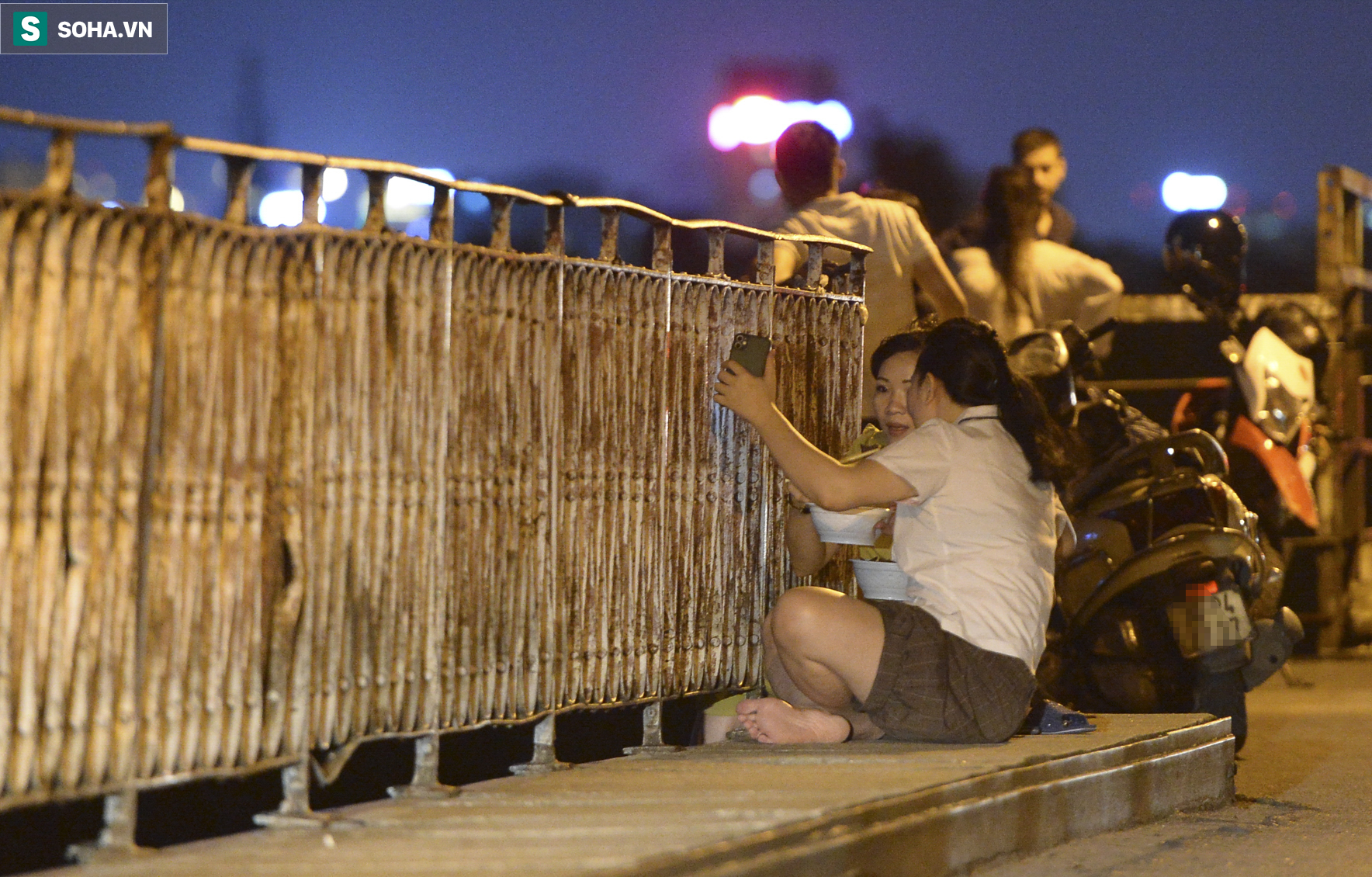 Hà Nội: Nam thanh nữ tú thản nhiên lên cầu Long Biên tâm sự, chụp ảnh, hóng mát bất chấp giãn cách xã hội - Ảnh 2.