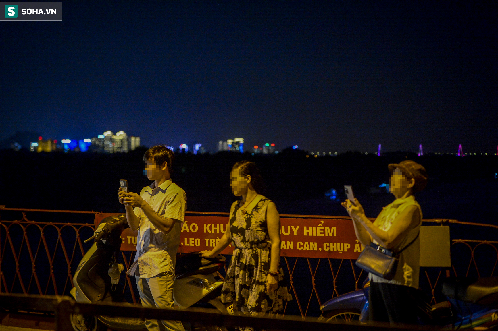 Hà Nội: Nam thanh nữ tú thản nhiên lên cầu Long Biên tâm sự, chụp ảnh, hóng mát bất chấp giãn cách xã hội - Ảnh 11.