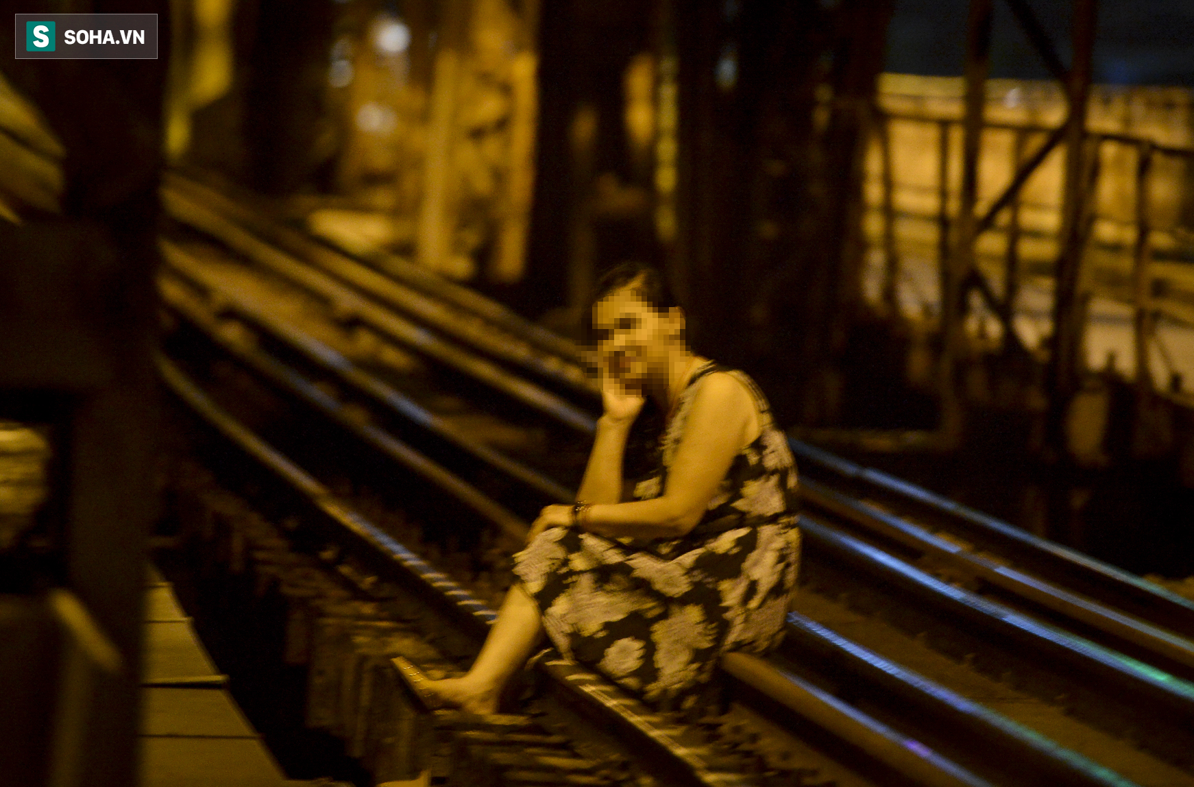 Hà Nội: Nam thanh nữ tú thản nhiên lên cầu Long Biên tâm sự, chụp ảnh, hóng mát bất chấp giãn cách xã hội - Ảnh 4.