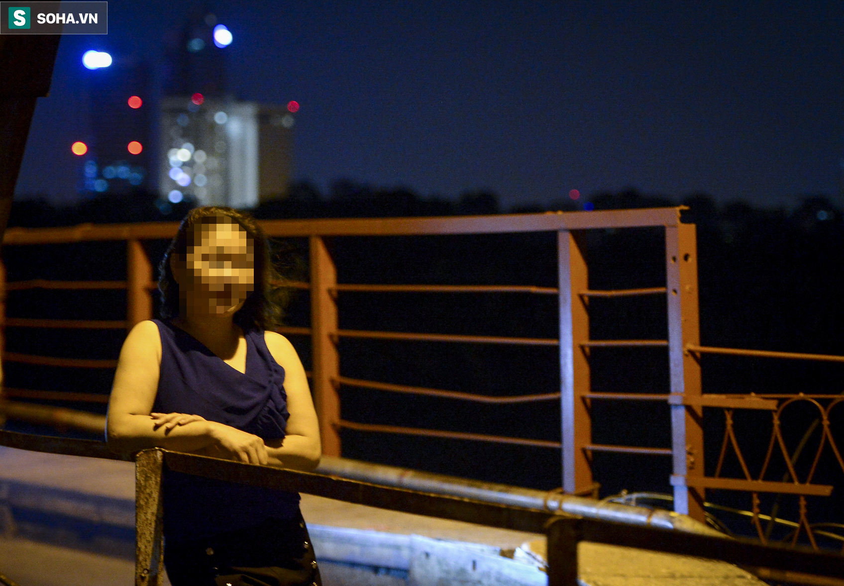 Hà Nội: Nam thanh nữ tú thản nhiên lên cầu Long Biên tâm sự, chụp ảnh, hóng mát bất chấp giãn cách xã hội - Ảnh 3.