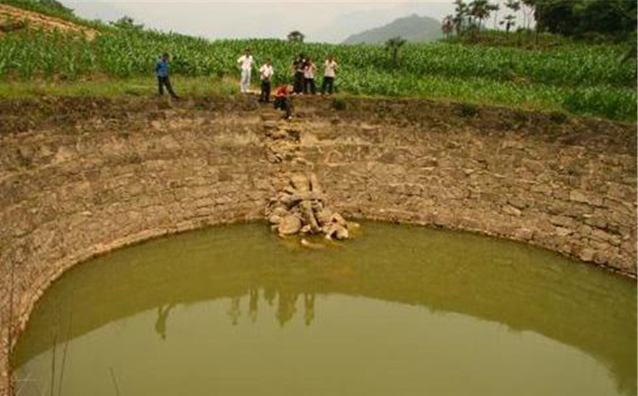 Ngôi làng có cái ao không bao giờ vơi nước, dân làng tò mò rút cạn ao: Bên dưới là huynh trưởng của Gia Cát Lượng!