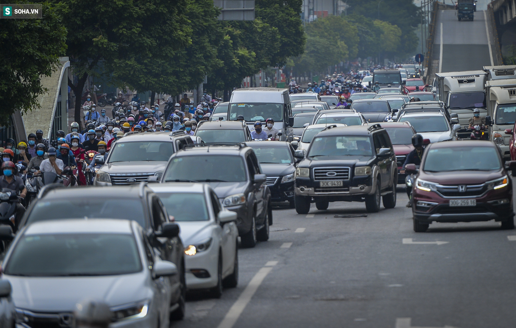 Ngày cuối giãn cách xã hội đợt 4, nhiều tuyến phố Hà Nội xe cộ tấp nập - Ảnh 8.