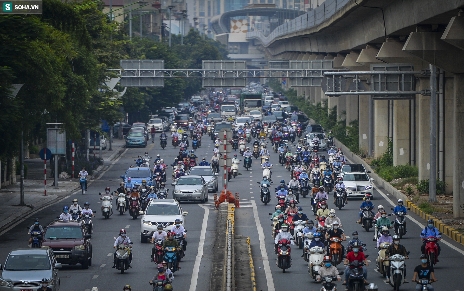 Ngày cuối giãn cách xã hội đợt 4, nhiều tuyến phố Hà Nội xe cộ tấp nập - Ảnh 2.