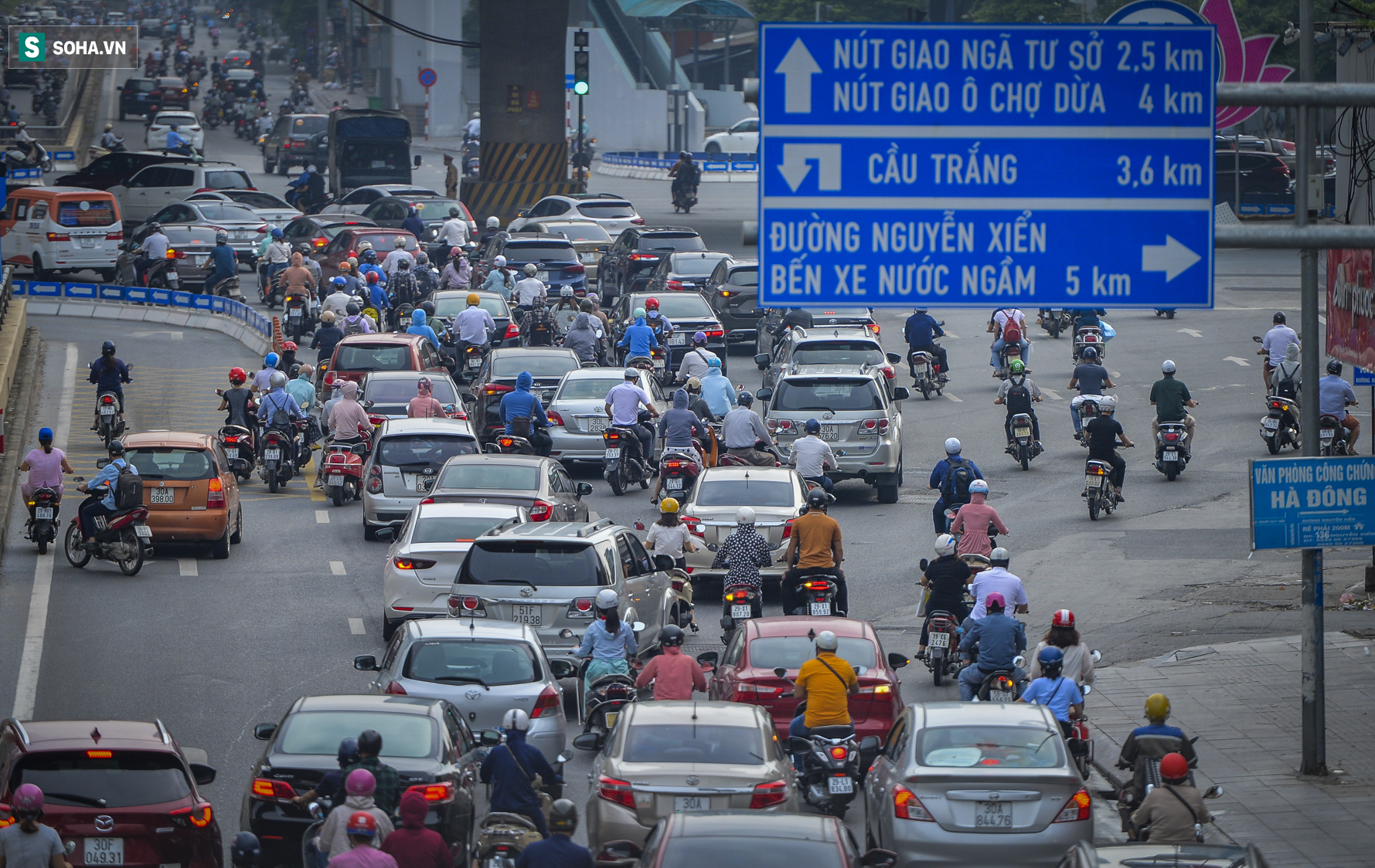 Ngày cuối giãn cách xã hội đợt 4, nhiều tuyến phố Hà Nội xe cộ tấp nập - Ảnh 9.