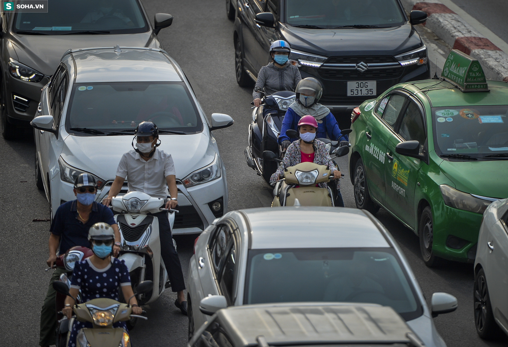 Ngày cuối giãn cách xã hội đợt 4, nhiều tuyến phố Hà Nội xe cộ tấp nập - Ảnh 4.