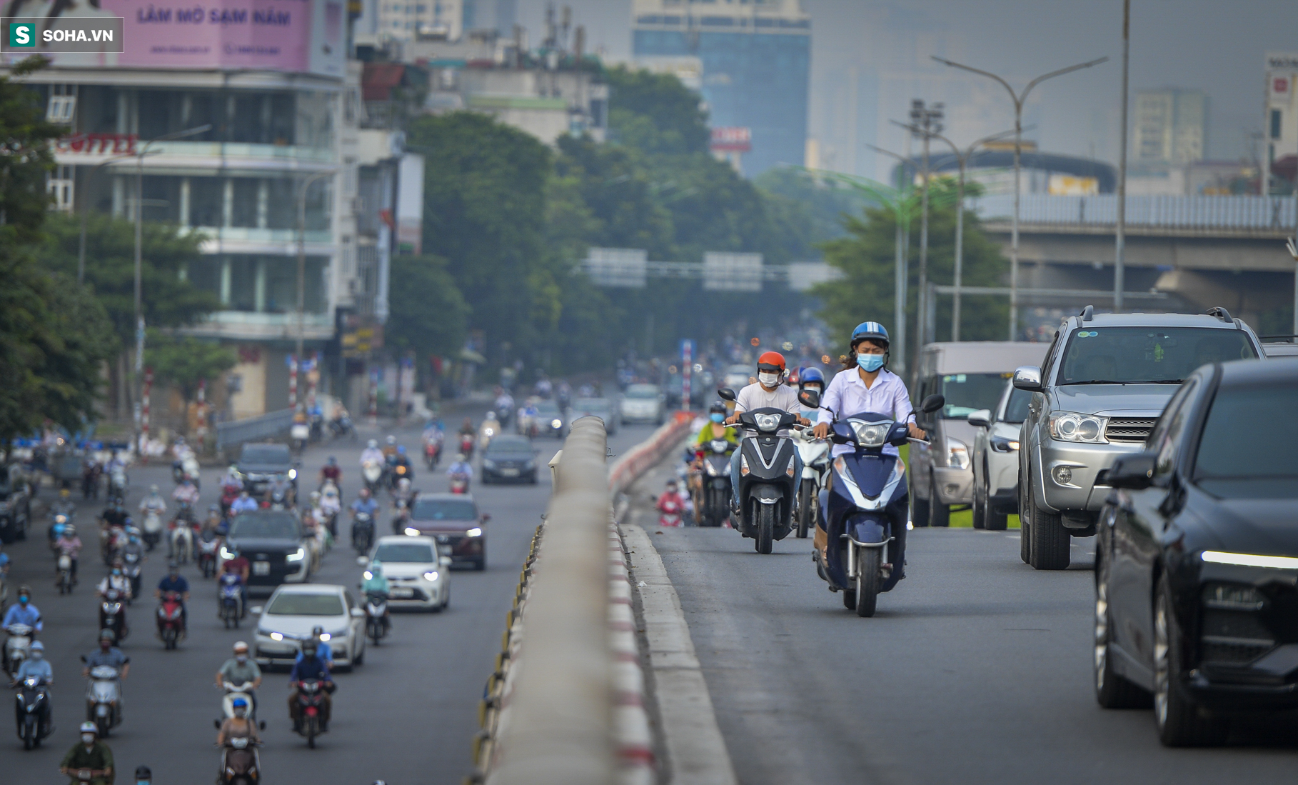Ngày cuối giãn cách xã hội đợt 4, nhiều tuyến phố Hà Nội xe cộ tấp nập - Ảnh 7.